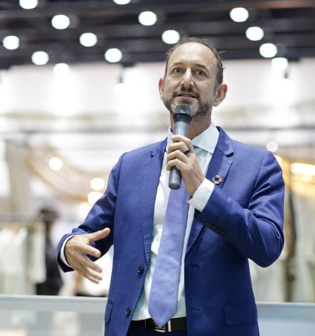 Paul Benhaim speaking at medical cannabis clinical event
